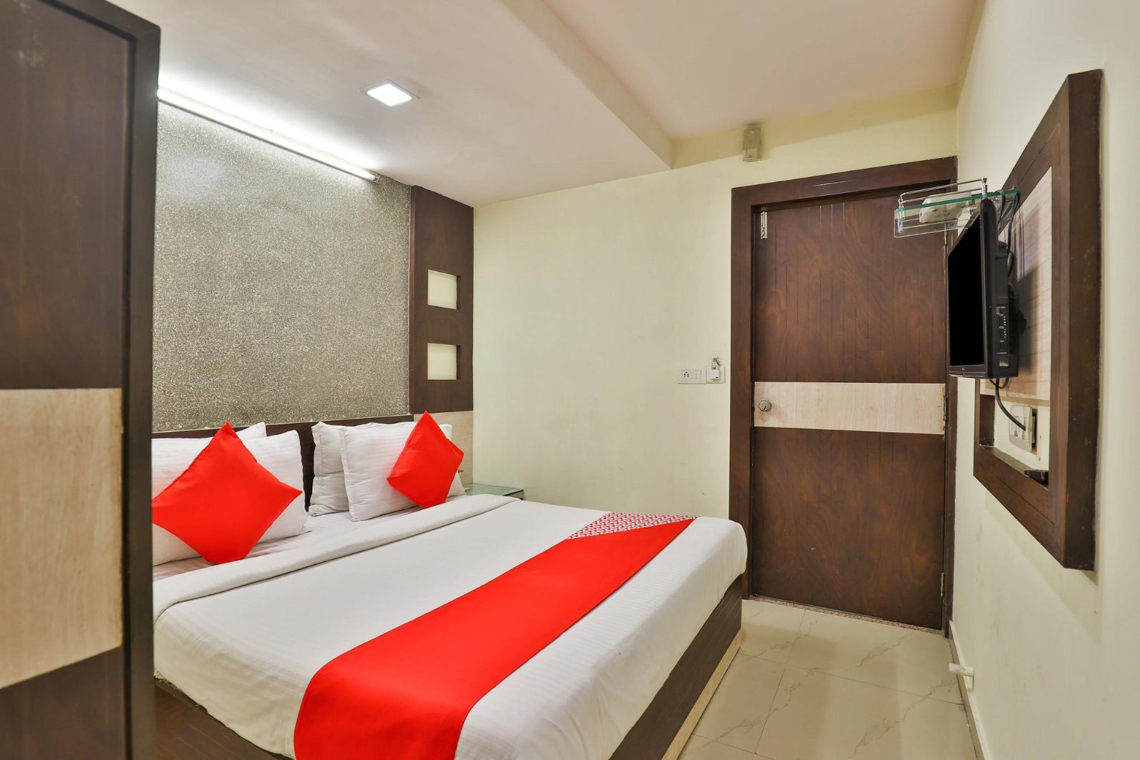 oyo 3649 hotel sree balaji residency ahmedabad