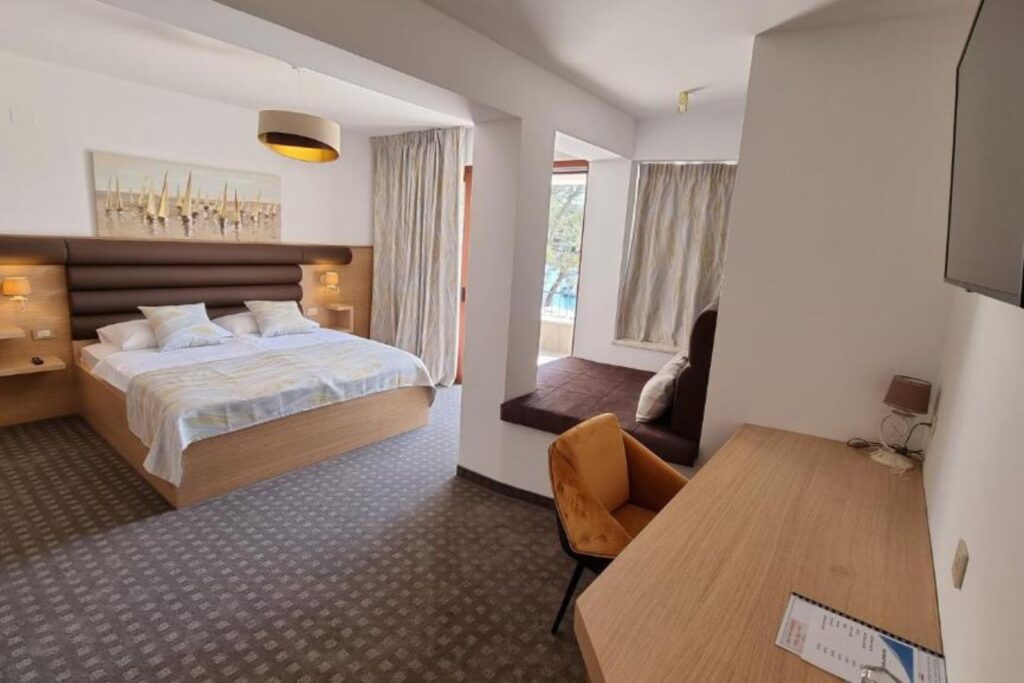 oyo 36976 hotel rajashree comforts karnataka