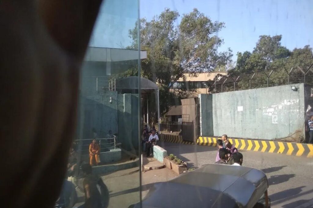 seepz gate 3 bus stop mumbai