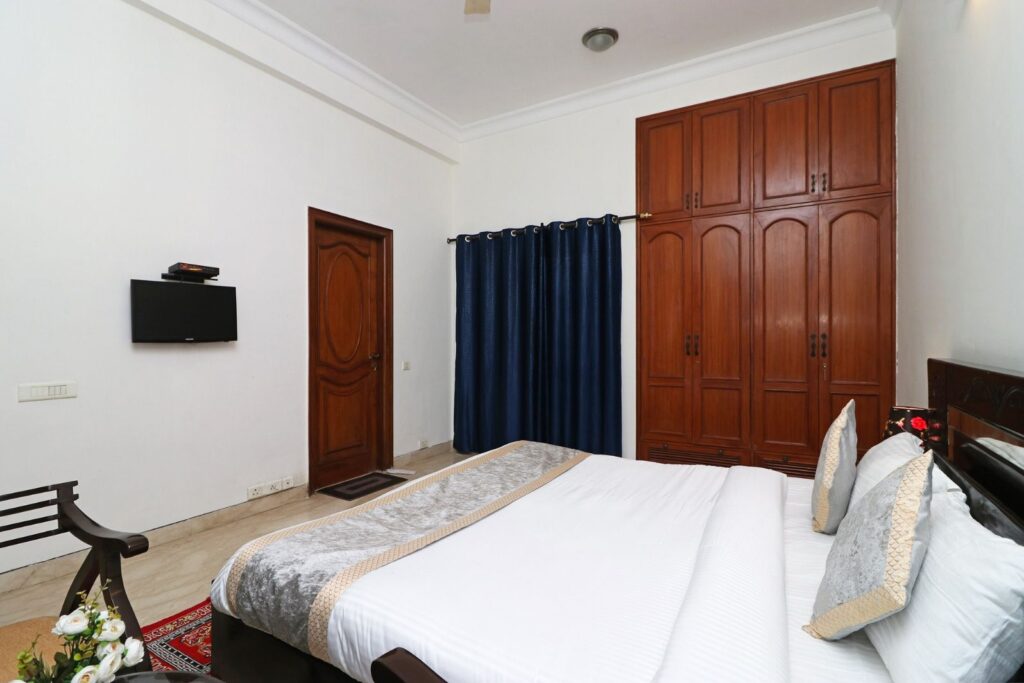 hotel ashray noida sector 43