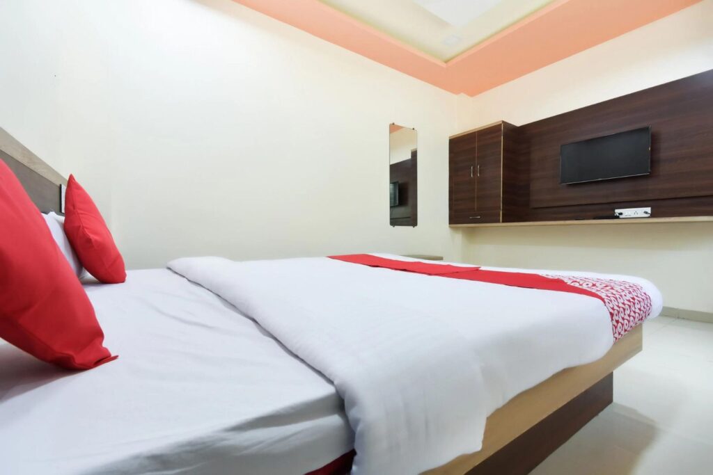 oyo 37337 royal inn hotel solapur